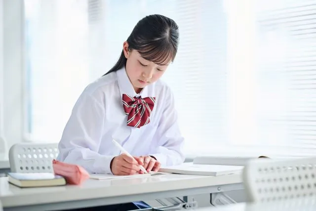 教室で勉強する生徒の様子