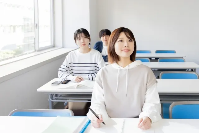 教室で学ぶ生徒たちの様子